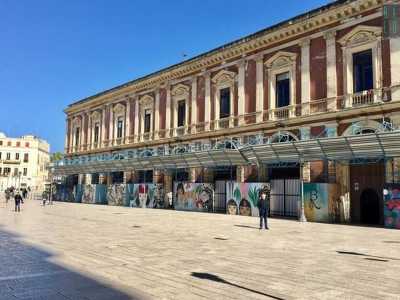 Oggi, in attesa dei lavori di restyling, il piano terra dell�edificio � chiuso e la maggior parte dei portoni sono coperti da un�impalcatura e da pannelli con disegni colorati. Ci sono solo tre entrate: una permette l�accesso al punto informazioni turistico, un�altra a una portineria, l�ultima ai bagni pubblici